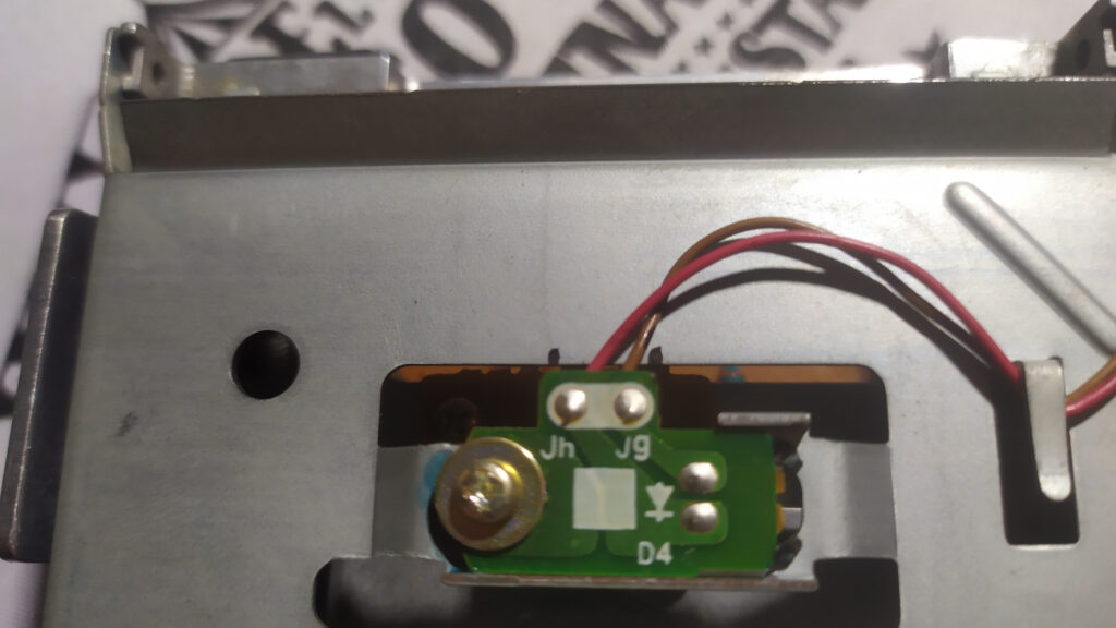 Sensor de la disquetera con el cable por el pasador