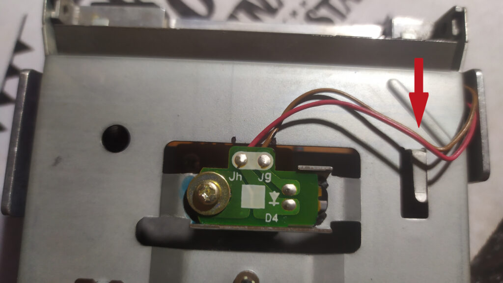 Sensor de la disquetera con el cable fuera del pasador