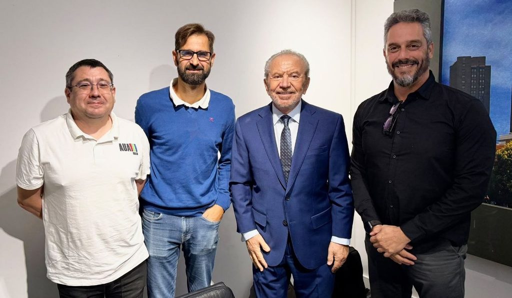 Miembros de AUA con Alan Sugar