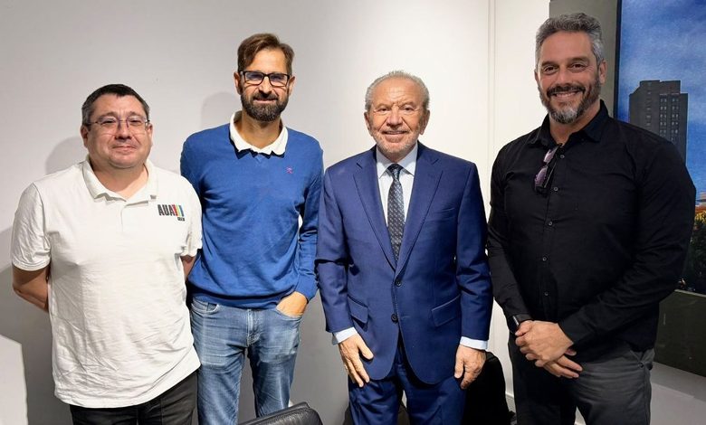 Lord Alan Sugar recibe a AUA en AMSHOLD (08/10/2026) 1