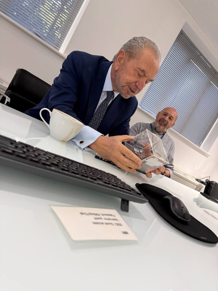 Lord Alan Sugar recibe a AUA en AMSHOLD (08/10/2026) 7